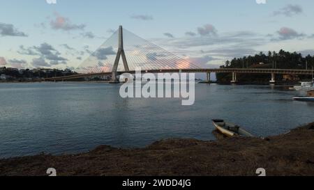 Ponte strallato a bahia ilheus, bahia, brasile - 10 dicembre 2023: Veduta del ponte Jorge Amado nella città di Ilheus, nel sud di Bahia. ILHEUS BAHIA BRASILE Copyright: XJoaxSouzax 111223JOA4310075 Foto Stock