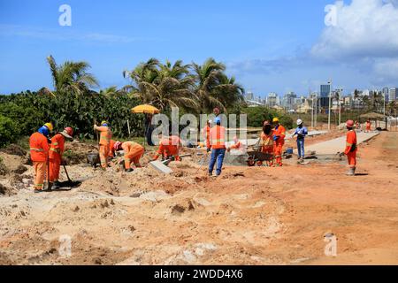 Lavori di restauro sul lungomare di Salvador Salvador, bahia, brasile - 20 novembre 2024: Lavoratori che lavorano sulla costa atlantica della città di Salvador. SALVADOR BAHIA BRASILE Copyright: XJoaxSouzax 201123JOA4310187 Foto Stock