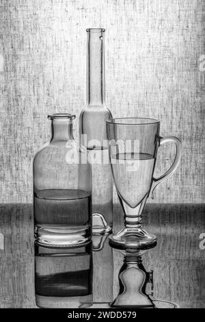 Natura morta con oggetti in vetro con riflesso Foto Stock