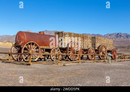 Mostra d'epoca Twenty Mule Team Wagon Trail, famoso monumento storico della Harmony Borax Works. Death Valley National Park Desert Landscape California USA Foto Stock