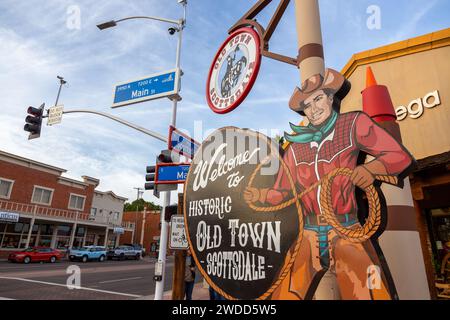 Old Town Scottsdale, Arizona USA City Centre Street Detail. Statua del Wild West Cowboy, negozio di articoli di antiquariato e logo di benvenuto Foto Stock