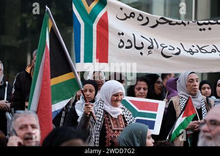 Beirut, Libano. 20 gennaio 2024. A sostegno della rivendicazione del Sudafrica dinanzi alla Corte internazionale di giustizia, accusando Israele di aver commesso un genocidio a Gaza, centinaia di persone si sono riunite davanti al consolato sudafricano a Beirut, in Libano, il 20 gennaio 2023. Foto di Sandro Basili/ABACAPRESS.COM credito: Abaca Press/Alamy Live News Foto Stock