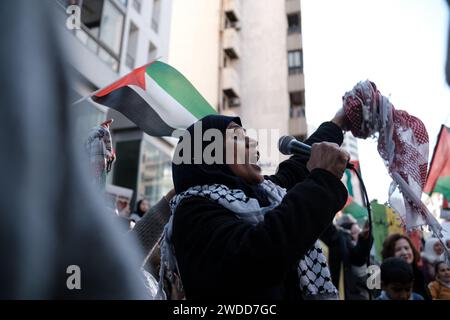 Beirut, Libano. 20 gennaio 2024. A sostegno della rivendicazione del Sudafrica dinanzi alla Corte internazionale di giustizia, accusando Israele di aver commesso un genocidio a Gaza, centinaia di persone si sono riunite davanti al consolato sudafricano a Beirut, in Libano, il 20 gennaio 2023. Foto di Sandro Basili/ABACAPRESS.COM credito: Abaca Press/Alamy Live News Foto Stock