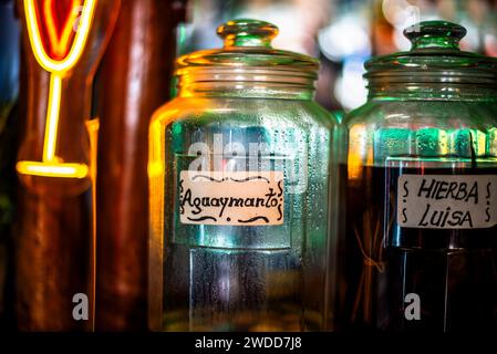 Bottiglia di liquore realizzata con aguaymanto con luce colorata sul retro primo piano della bottiglia con etichetta fotografata in Paracas in Perù Foto Stock