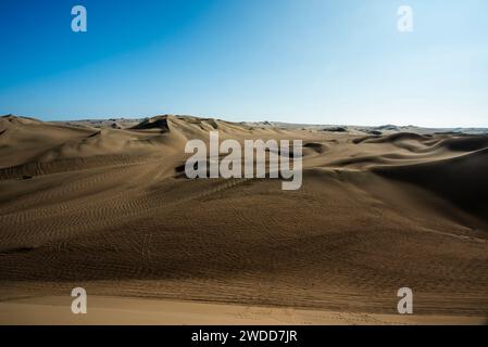 Dune di sabbia nel deserto del deserto con cielo blu a Ica in Perù Foto Stock