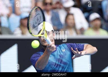 Melbourne, Australia. 20 gennaio 2024. Miomir Kecmanovic (SRB) in azione durante il terzo round del match singolo contro Tommy Paul (USA) Credit: Independent Photo Agency/Alamy Live News Foto Stock