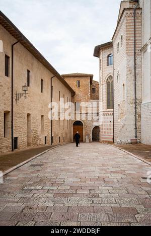 Viale d'ingresso inferiore nella Basilica di San Francesco d'Assisi - Italia Foto Stock