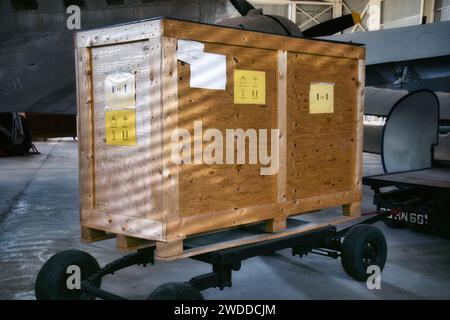 Una grande e voluminosa cassa di legno in un hangar per aeromobili, pronta per essere consegnata in aereo Foto Stock