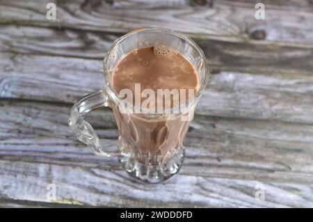 Bevanda al cioccolato al latte, un tipo di latte aromatizzato ottenuto mescolando solidi di cacao con latte (a base di latte o vegetale), zucchero utilizzato nel cioccolato commerciale Foto Stock