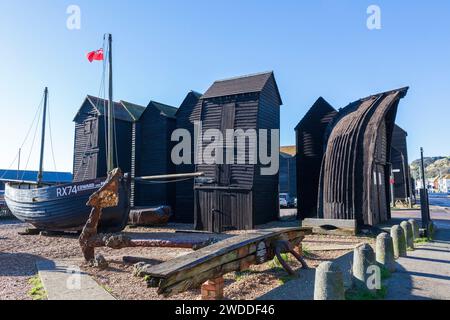 Capanne a rete Hastings, tradizionali capanne a rete dei pescatori dipinte di nero nel centro storico di Stade, Rock-a-Nore, East Sussex, Regno Unito Foto Stock