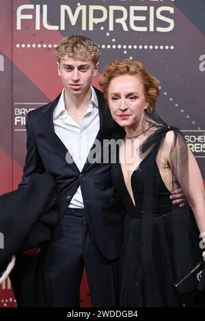 Brigitte Hobmeier Schauspielerin, mit Sohn August, Roter Teppich, Red Carpet, Bayerischer Filmpreis 2023 am 19.09.2024 im Prinzregententheater a Muenchen. Sven Simon Fotoagentur GmbH & Co Pressefoto KG Prinzess-Luise-Str. 41 45479 M u e l h e i m / R u h r Tel. 0208/9413250 Fax 0208/9413260 GLS Bancata BLZ 430 609 67 KTO. 4030 025 100 IBAN DE75 4306 0967 4030 0251 00 BIC GENODEM1GLS www.svensimon.net *** Brigitte Hobmeier attrice , con Son August, Red Carpet, Red Carpet, Bavarian Film Award 2023 il 19 09 2024 al Prinzregententheater di Monaco Sven Simon Fotoagentur GmbH Co Pressefoto KG Prin Foto Stock