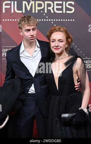 Brigitte Hobmeier Schauspielerin, mit Sohn August, Einzelmotiv, Ritratto, Ritratto, Porträt. Roter Teppich, Red Carpet, Bayerischer Filmpreis, 2023 am 19.09.2024 im Prinzregententheater di Monaco. Sven Simon Fotoagentur GmbH & Co Pressefoto KG Prinzess-Luise-Str. 41 45479 M u e l h e i m / R u h r Tel. 0208/9413250 Fax 0208/9413260 GLS Bancata BLZ 430 609 67 KTO. 4030 025 100 IBAN DE75 4306 0967 4030 0251 00 BIC GENODEM1GLS www.svensimon.net *** Brigitte Hobmeier attrice , con figlio August, motivo singolo,ritratto,ritratto,ritratto Red carpet,Red carpet,Red carpet,Bavarian Film Award 2023 il 19 09 2024 al Pr Foto Stock