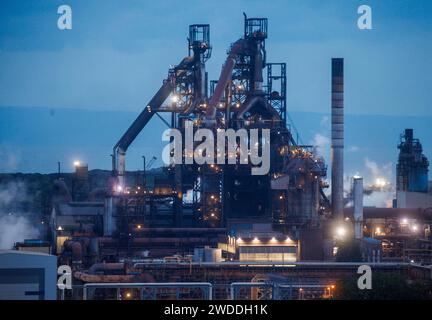 Port Talbot Steelworks. Tata Steel aveva deciso di chiudere i suoi altoforni per essere sostituiti con forni elettrici ad arco, con la perdita di 2.800 posti di lavoro. Foto Stock