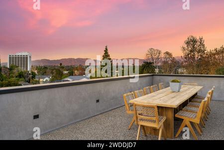 Mobili da esterno in legno adagiati sull'esterno di un edificio Foto Stock