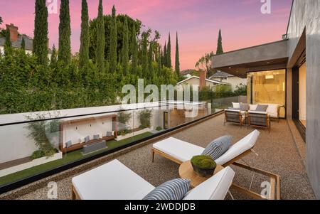 Patio all'aperto con mobili e terrazza in legno Foto Stock