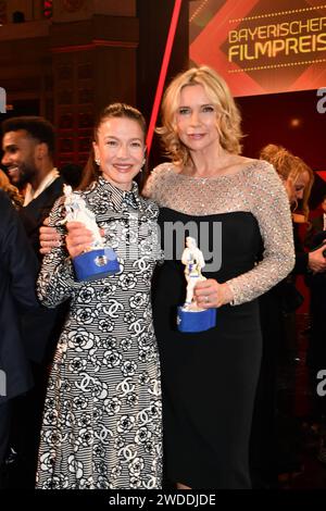 Hannah Herzsprung und Veronica Ferres / Verleihung des Bayerischen Filmpreis / Party / Preisträger / Prinzregenten Theater / München / 19. Januar 2024 *** Hannah Herzsprung e Veronica Ferres presentazione del Bavarian Film Award Party Award Vincitore Prinzregenten Theater Monaco 19 gennaio 2024 Foto Stock