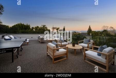 Tavolo da ping pong all'aperto sul tetto vicino al balcone, nuova casa di costruzione a Tarzana, California Foto Stock