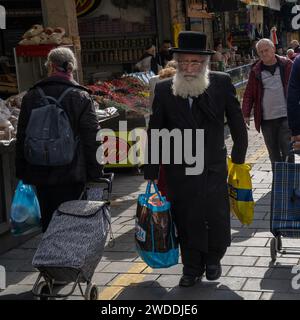 Gerusalemme,. Israele - 5 gennaio 2023: Un anziano ebreo ortodosso, che fa shopping nel mercato Mahane Yehuda a Gerusalemme,. Israele. Foto Stock