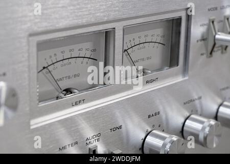 Vecchio amplificatore stereo vintage, pannello anteriore in alluminio con manopole, pulsanti, quadranti e interruttori, primo piano Foto Stock