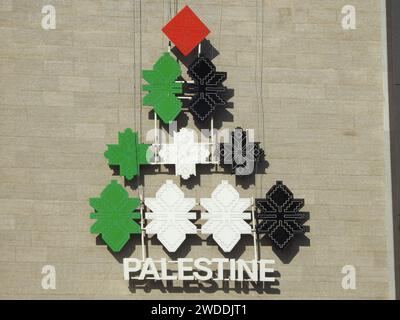 Una forma piramidale con i colori della bandiera palestinese, con la parola Palestina sotto di essa, un'icona su un edificio in Egitto per lo stato della Palestina Foto Stock