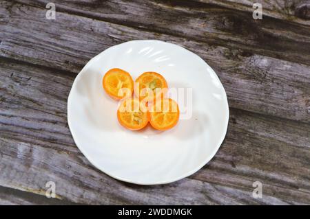 Kumquat, cumquats, un gruppo di piccoli alberi angiospermi, fruttiferi della famiglia Rutaceae, arancio dorato, un frutto commestibile ricorda molto l'ora Foto Stock