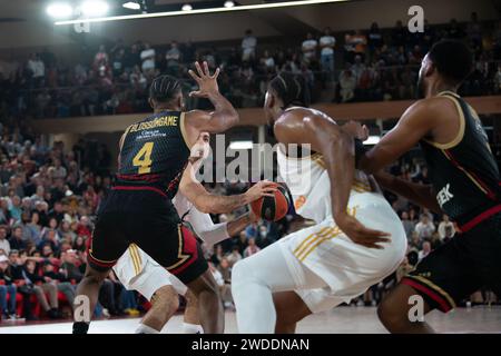 Monaco, Monaco. 20 gennaio 2024. I giocatori di Monaco n. 4 Jaron Blossomgame, n. 3 Jordan Lloyd e i giocatori di Madrid n. 6 Alberto Abalde e n. 28 Guerschon Yabusele sono visti in azione durante la partita Turkish Airlines Euroleague tra AS Monaco e Real Madrid nella sala Gaston-Medecin di Monaco il 19 gennaio 2024. Foto di Laurent Coust/ABACAPRESS.COM Credit: Abaca Press/Alamy Live News Foto Stock