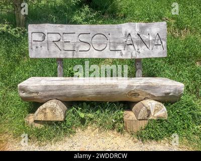 Panca in legno. Il passo Presolana è un passo alpino delle Prealpi bergamasche che collega la Valle Seriana e il suo ramo Val Borlezza alla Scalve Foto Stock