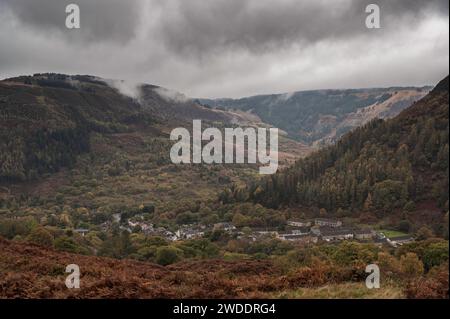 Una vista dalla cima della valle della Rhondda, nel Galles meridionale, in un giorno d'autunno, con basse nuvole sospese sulla cima della montagna. Foto Stock