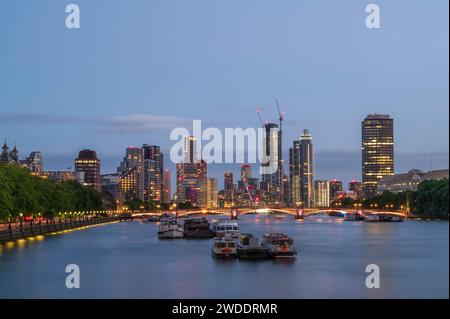 Vista sul Tamigi, sui grattacieli di Vauxhall e Battersea, di notte. L'edificio è illuminato Foto Stock
