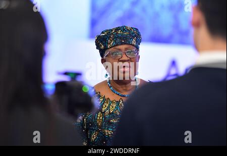 Davos, Svizzera. 18 gennaio 2024. Il direttore generale dell'Organizzazione mondiale del commercio (OMC) Ngozi Okonjo-Iweala interviene durante un'intervista esclusiva con Xinhua ai margini del Forum economico mondiale (WEF) a Davos, in Svizzera, 18 gennaio 2024. La Cina svolge un ruolo chiave nel promuovere la crescita economica globale, ha affermato il direttore generale dell'Organizzazione mondiale del commercio (OMC) Ngozi Okonjo-Iweala. Crediti: Lian Yi/Xinhua/Alamy Live News Foto Stock