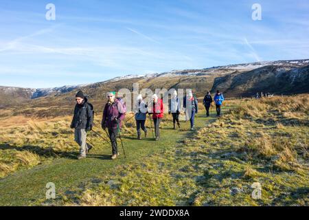 Membri del gruppo a piedi Sandbach U3A Long che si divertono a vagare nelle colline del Peak District sopra la città del Derbyshire, Hayfield, Inghilterra, su Kinder Low Foto Stock