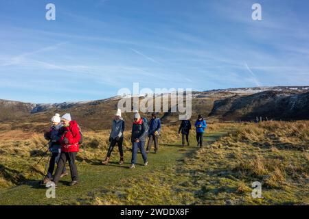 Membri del gruppo a piedi Sandbach U3A Long che si divertono a vagare nelle colline del Peak District sopra la città del Derbyshire, Hayfield, Inghilterra, su Kinder Low Foto Stock