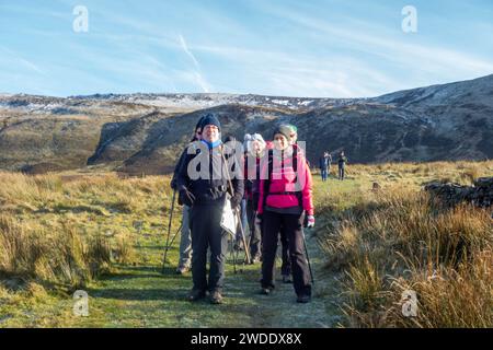 Membri del gruppo a piedi Sandbach U3A Long che si divertono a vagare nelle colline del Peak District sopra la città del Derbyshire, Hayfield, Inghilterra, su Kinder Low Foto Stock