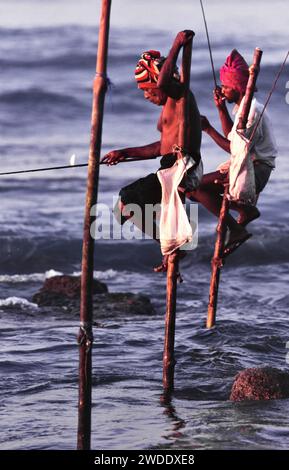Pescatori di palafitte con canne e pesci nel primo mattino dello Sri Lanka Foto Stock