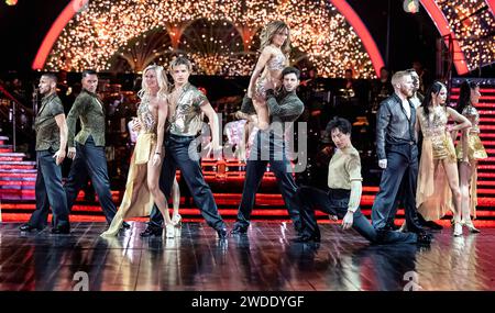 Robbie Kmetoni, Jake Leigh, Nadiya Bychkova, Nikita Kuzmin, Jowita Przystal, Vito Coppola, Carlos GU, Neil Jones, Kai Widdrington, Katya Jones e Nancy Xu che si esibiscono al lancio del Strictly come Dancing the Live Tour all'Utilita Arena di Birmingham Foto Stock