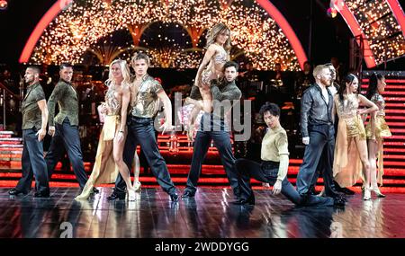 Robbie Kmetoni, Jake Leigh, Nadiya Bychkova, Nikita Kuzmin, Jowita Przystal, Vito Coppola, Carlos GU, Neil Jones, Kai Widdrington, Katya Jones e Nancy Xu che si esibiscono al lancio del Strictly come Dancing the Live Tour all'Utilita Arena di Birmingham Foto Stock