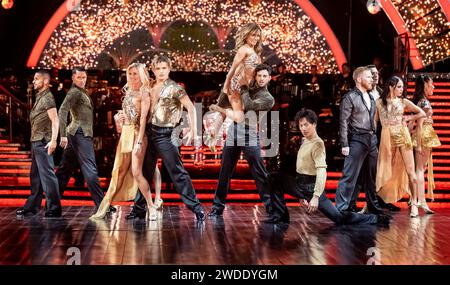 Robbie Kmetoni, Jake Leigh, Nadiya Bychkova, Nikita Kuzmin, Jowita Przystal, Vito Coppola, Carlos GU, Neil Jones, Kai Widdrington, Katya Jones e Nancy Xu che si esibiscono al lancio del Strictly come Dancing the Live Tour all'Utilita Arena di Birmingham Foto Stock