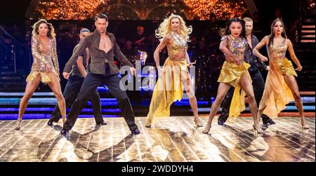 Robbie Kmetoni, Jake Leigh, Nadiya Bychkova, Nikita Kuzmin, Jowita Przystal, Vito Coppola, Carlos GU, Neil Jones, Kai Widdrington, Katya Jones e Nancy Xu che si esibiscono al lancio del Strictly come Dancing the Live Tour all'Utilita Arena di Birmingham Foto Stock