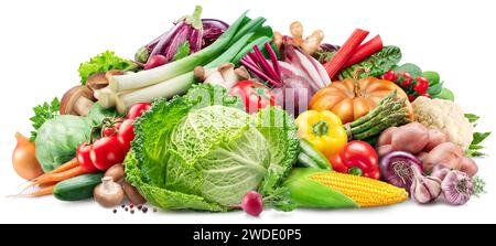 Abbondanza di verdure fresche biologiche ed erbe isolate su sfondo bianco. Background alimentare. Foto Stock