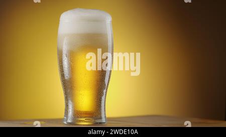 Bicchiere di birra ghiacciata con grande punta di schiuma isolata su sfondo giallo. Foto Stock