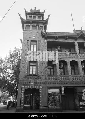 Il Pui Tak Center, un famoso edificio nella Chinatown di Chicago, precedentemente conosciuto come On Leong Merchants Association Building in bianco e nero Foto Stock