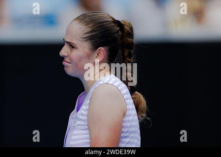 Melbourne, Australia. 20 gennaio 2024. Jelena Ostapenko reagisce durante la partita di singolare femminile del terzo turno tra Victoria Azarenka della Bielorussia e Jelena Ostapenko della Lettonia al torneo di tennis Australian Open di Melbourne, Australia, 20 gennaio 2024. Crediti: Chu Chen/Xinhua/Alamy Live News Foto Stock