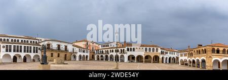 Fotografía panorámica de la espectacular plaza Mayor de Garrovillas de Alconétar. La plaza está formada por casas perfettivamente encaladas y con arcos Foto Stock