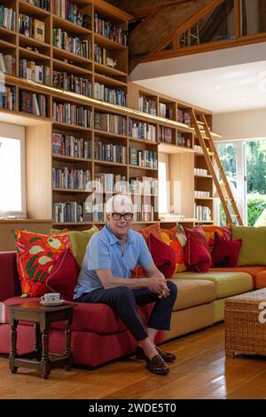 L'autore più venduto Ken Follett nella sua biblioteca l'8 settembre 2023 a Stevenage, Hertfordshire, Regno Unito Foto Stock