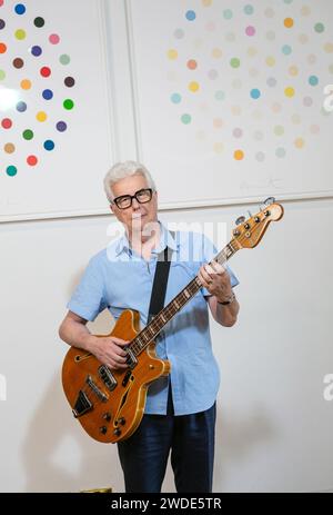 Ken Follett autore di bestseller che suona la chitarra elettrica , Stevenage, Hertfordshire, Regno Unito . Foto Stock