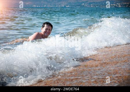 Baia del Mar Nero con villaggi sulle colline. Crimea Foto Stock