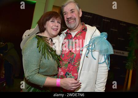 Iris Erika Abel mit Ehemann Uwe Abel Ankunft zum Public Viewing zum TV-Start von - ich bin ein Star Holt mich hier raus im Hotel Pullmann Schweizer Hof a Berlino, AM 19.01.2024 Julian Stoeckel, Public Viewing IBES inizia *** Iris Erika Abel con il marito Uwe Abel che arriva alla visione pubblica per la partenza televisiva di Ich bin ein Star Holt mich hier raus presso l'Hotel Pullmann Schweizer Hof di Berlino, il 19 01 2024 Julian Stoeckel, Public Viewing IBES Start Photopress Mueller Foto Stock