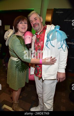 Iris Erika Abel mit Ehemann Uwe Abel Ankunft zum Public Viewing zum TV-Start von - ich bin ein Star Holt mich hier raus im Hotel Pullmann Schweizer Hof a Berlino, AM 19.01.2024 Julian Stoeckel, Public Viewing IBES inizia *** Iris Erika Abel con il marito Uwe Abel che arriva alla visione pubblica per la partenza televisiva di Ich bin ein Star Holt mich hier raus presso l'Hotel Pullmann Schweizer Hof di Berlino, il 19 01 2024 Julian Stoeckel, Public Viewing IBES Start Photopress Mueller Foto Stock