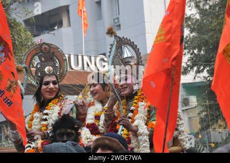 Delhi Est, Delhi, India. 20 gennaio 2024. Artista in abito in God RAM, Sita mata e Lakshman in Processione, devoti di Dio RAM in processione colorata sul, devoti di Lord RAM, quando il tempio di RAM Janmasatahali di nuova costruzione sarà riaperto dopo la nuova costruzione. RAM Birth Place ricostruito Tempio riaperto lunedì per i devoti ad Ayodhya in Uttar Pradesh, devoti in processione della felicità a i P EXTN, Delhi Est sabato, (Credit Image: © Ravi Batra/ZUMA Press Wire) SOLO USO EDITORIALE! Non per USO commerciale! Foto Stock