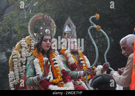 Delhi Est, Delhi, India. 20 gennaio 2024. Artista in abito in God RAM, Sita mata e Lakshman in Processione, devoti di Dio RAM in processione colorata sul, devoti di Lord RAM, quando il tempio di RAM Janmasatahali di nuova costruzione sarà riaperto dopo la nuova costruzione. RAM Birth Place ricostruito Tempio riaperto lunedì per i devoti ad Ayodhya in Uttar Pradesh, devoti in processione della felicità a i P EXTN, Delhi Est sabato, (Credit Image: © Ravi Batra/ZUMA Press Wire) SOLO USO EDITORIALE! Non per USO commerciale! Foto Stock